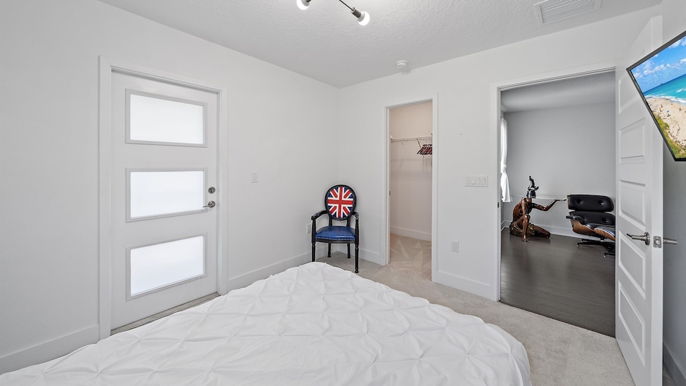 Urban Minimalist Escape 4 Bedroom Home