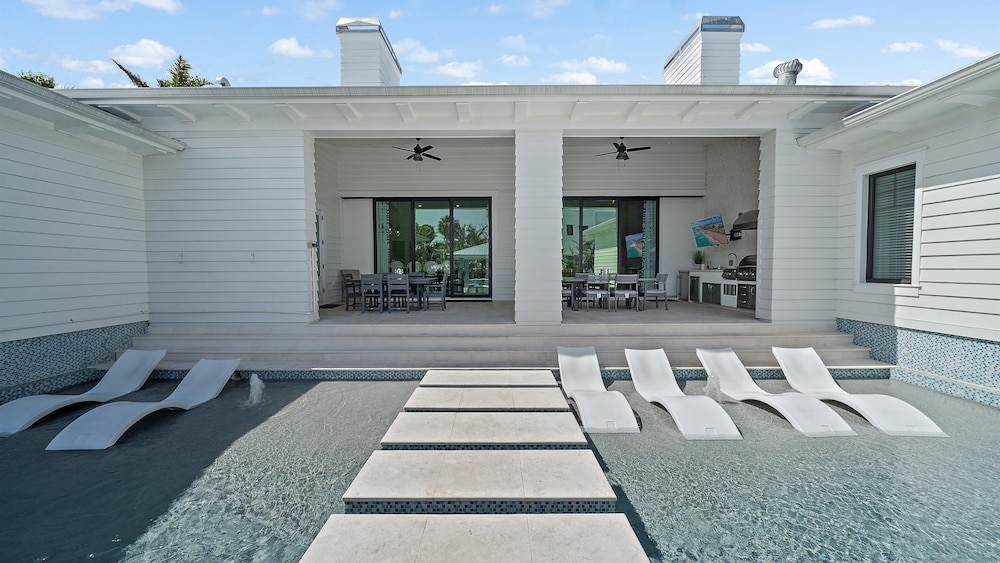 Dream Island 8 Bedroom Home