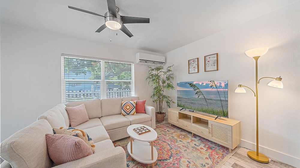 Urban Nest On 8th 4 Bedroom Home