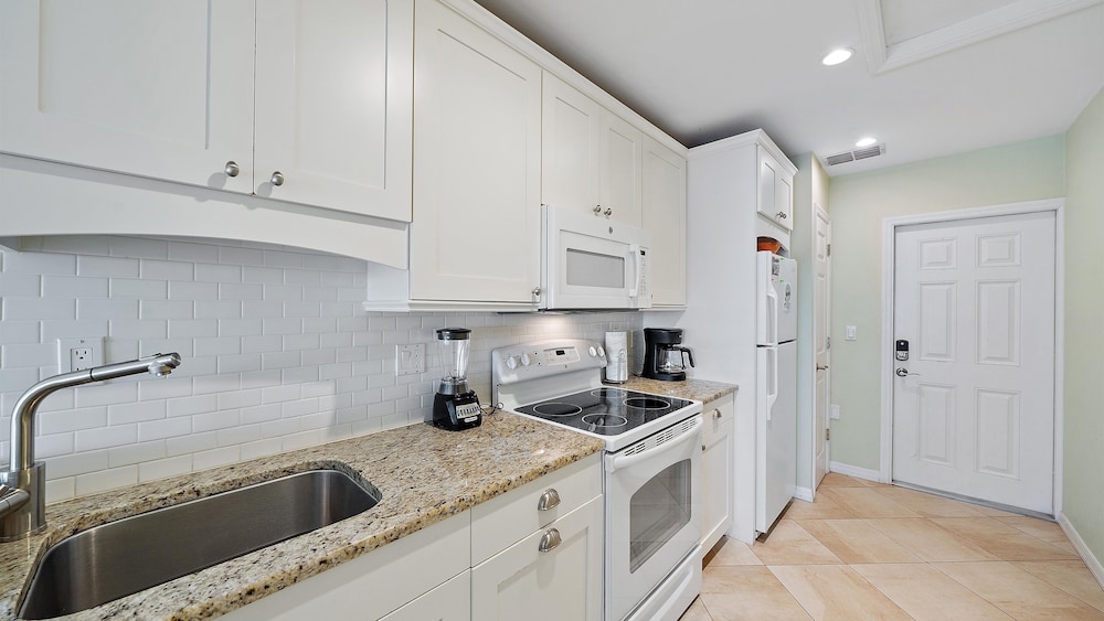 Las Hermanas 4 1 Bedroom Studio by RedAwning view 2