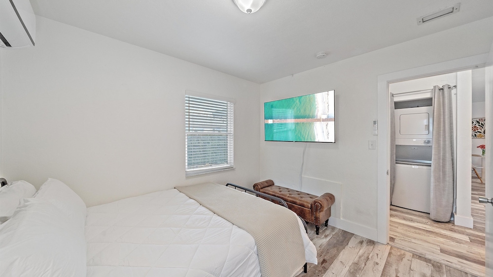 Urban Nest On 8th 4 Bedroom Home
