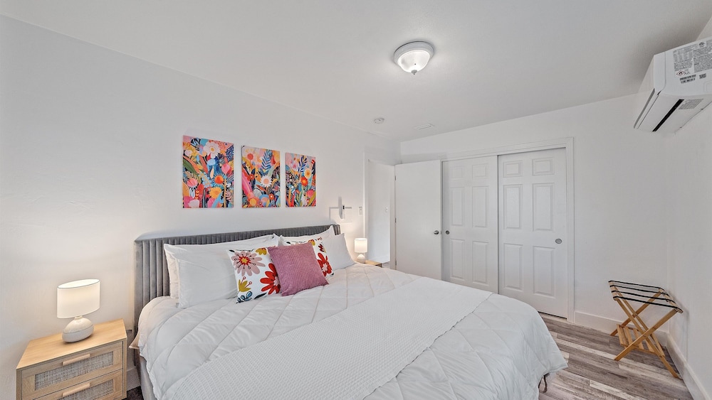 Urban Nest On 8th 4 Bedroom Home