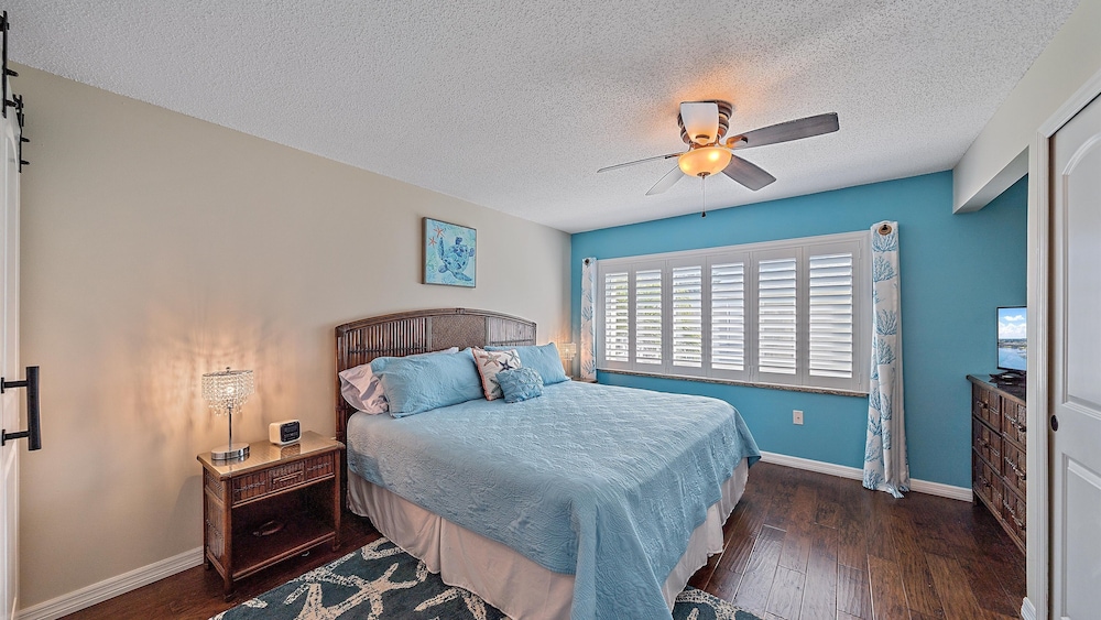 Sea Winds On Siesta 2 Bedroom Condo by RedAwning