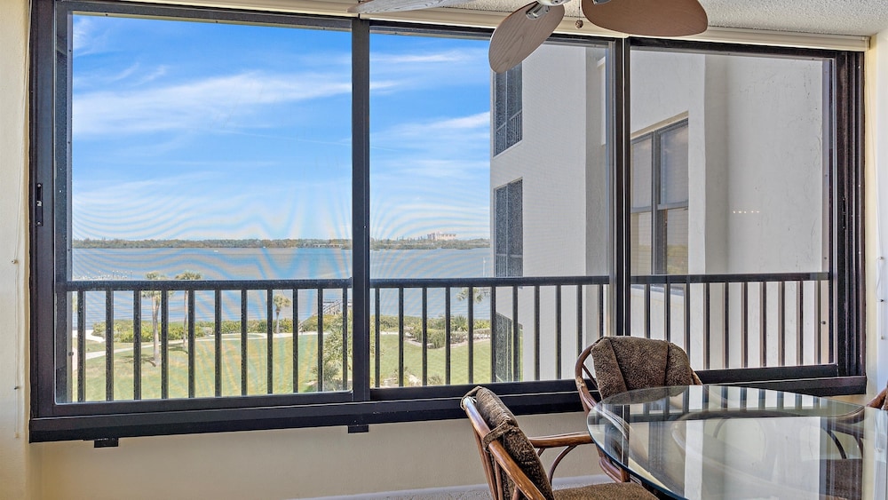 Turtle Bay Retreat 2 Bedroom Condo by RedAwning view 5