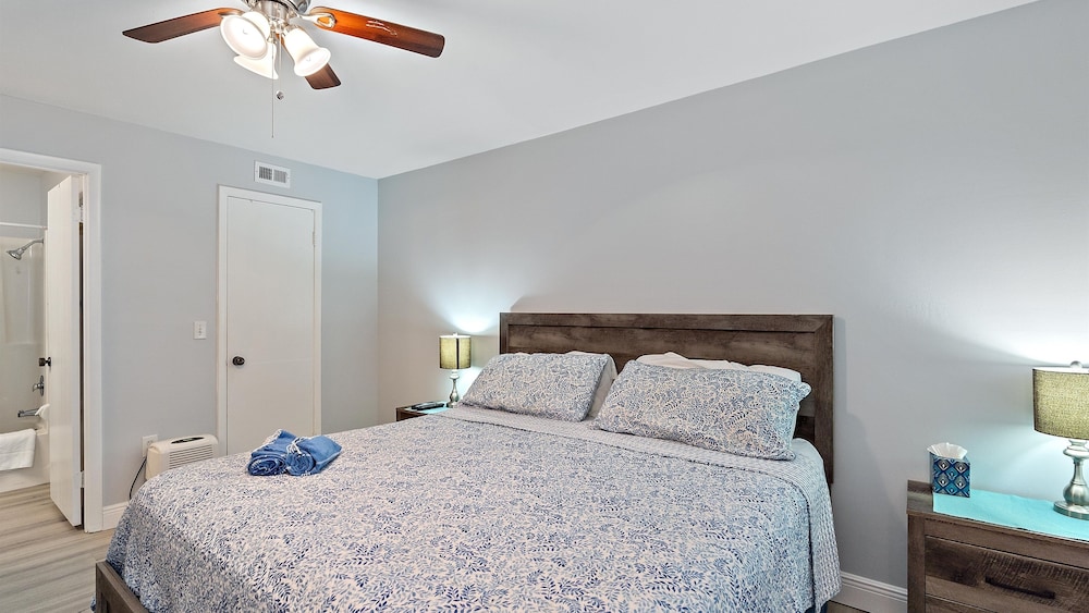 Beneva Brooke Beauty 2 Bedroom Condo by RedAwning view 4