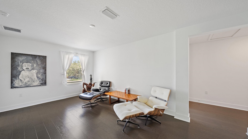 Urban Minimalist Escape 4 Bedroom Home