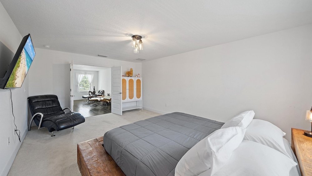 Urban Minimalist Escape 4 Bedroom Home