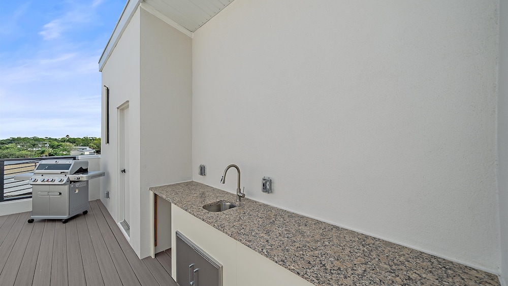 Coastal Moderne 2 Bedroom Townhouse