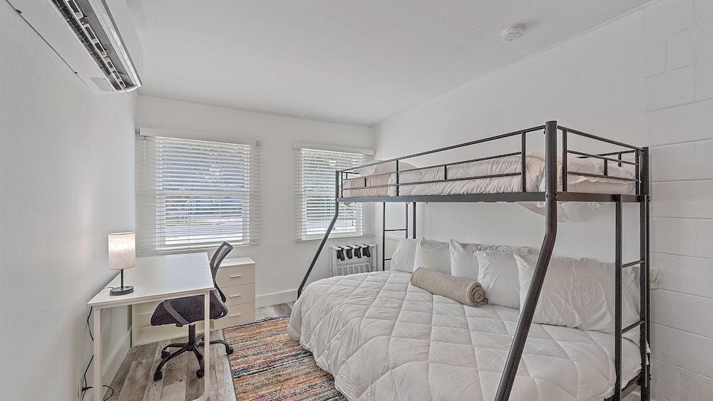 Urban Nest On 8th 4 Bedroom Home