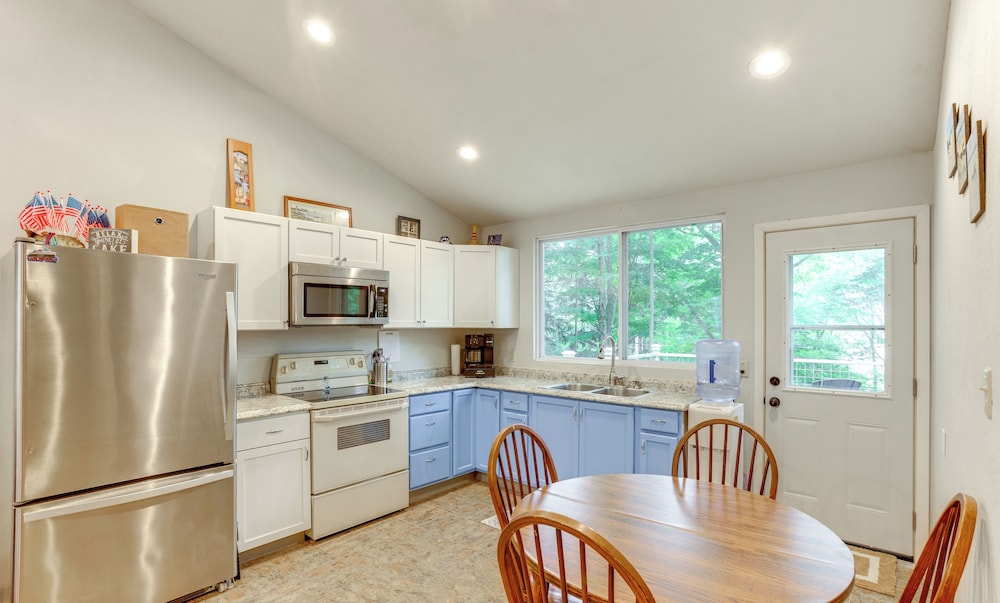 Walk to Lake Hamlin: Cottage Near Boat Launch