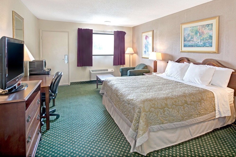 Super 8 by Wyndham Shelby view 3
