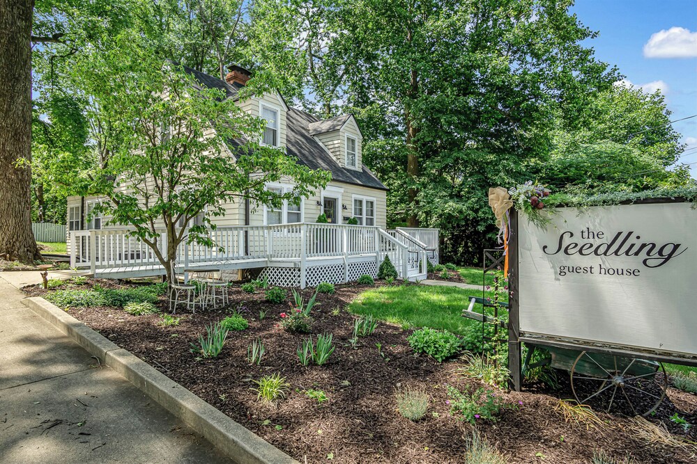 Charming Edwardsville Home: Walk to Downtown! view 5