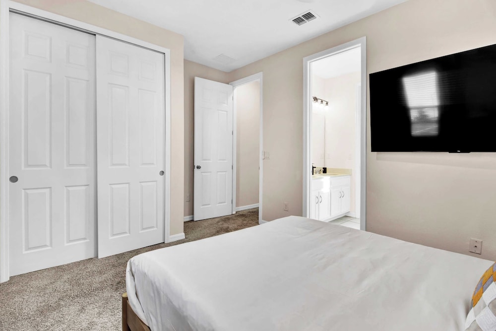 Sleeps 20! 9bdr, Star Wars-themed Game Room, Pool, Hot Tub Nassau by Avantstay