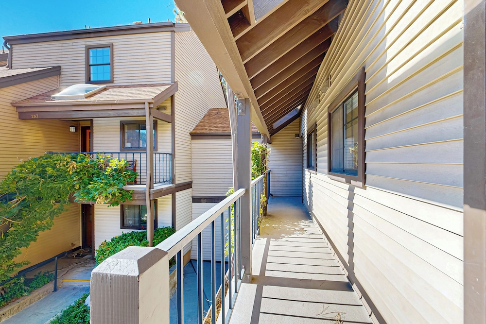 3 BR Lake Condo w/ Shared Pool & Spa