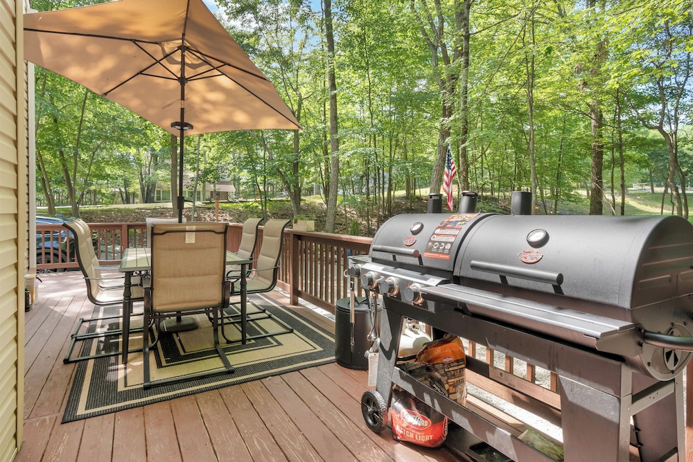 Grill & Games: Family Home in East Stroudsburg!