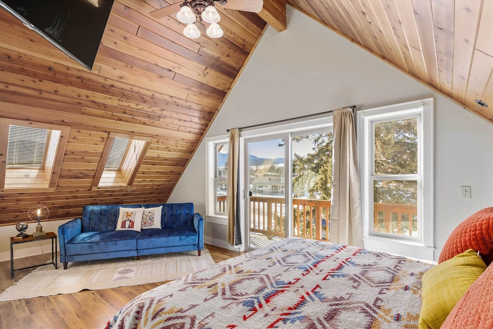 Modern Red Lodge Cabin - Walk to Broadway Ave view 2