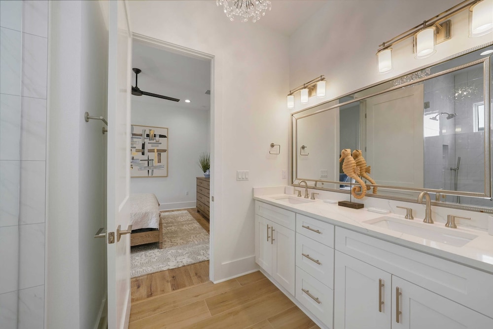 7 Bedroom Serentiy Sands Cottage with Heated Pool and Spa