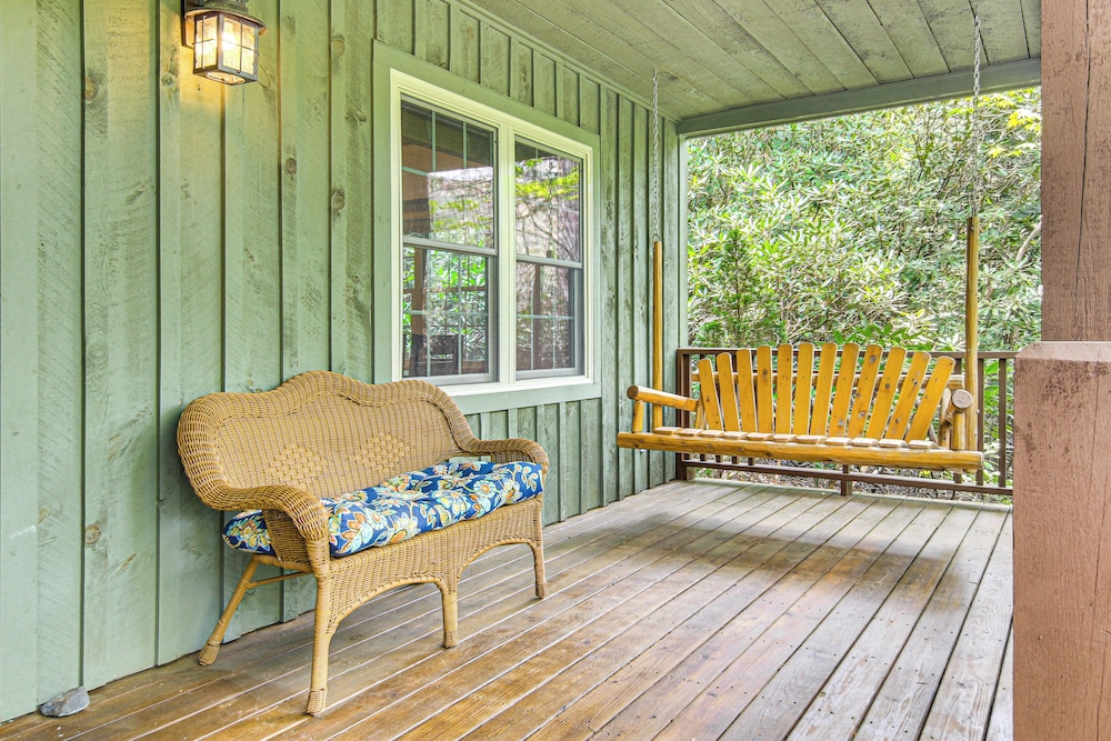 1 Mi to Downtown Cashiers: Private Cabin w/ Deck