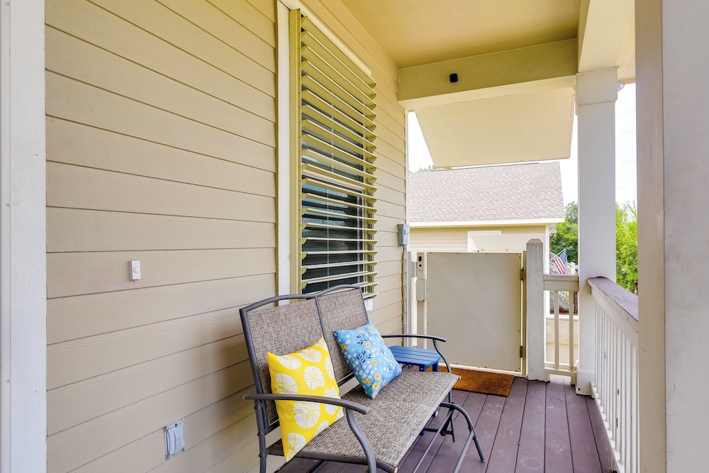 1/2 Mi to Galveston Beach Seawall: Retreat w/ Pool