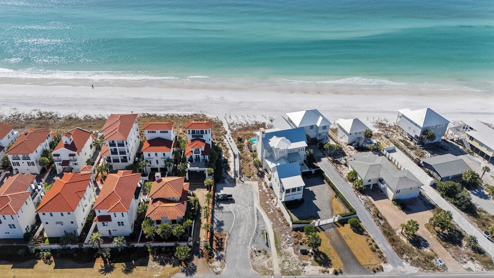 30A Florida Flashback by Avantstay Private Pool, Golf Cart, 3 Mins to Beach!