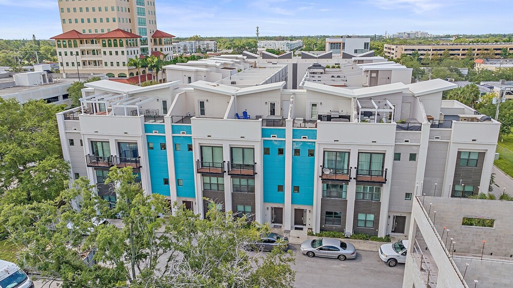 Cityscape Retreat 2 Bedroom Townhouse by RedAwning view 5