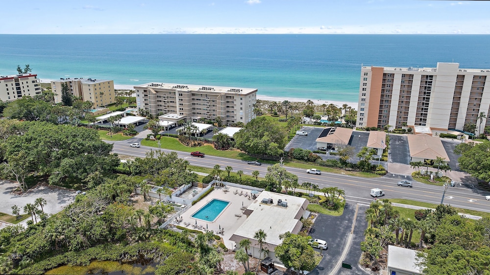 Serenity On Sutton 2 Bedroom Townhouse by RedAwning view 2