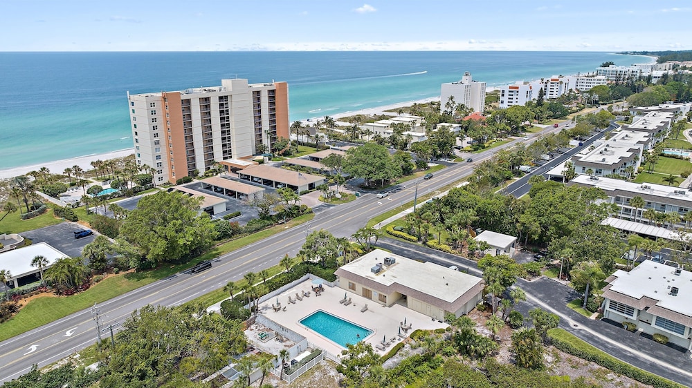 Serenity On Sutton 2 Bedroom Townhouse by RedAwning view 3
