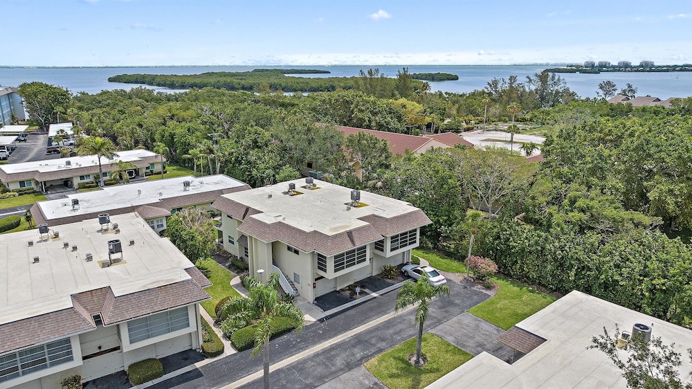 Serenity On Sutton 2 Bedroom Townhouse by RedAwning view 5