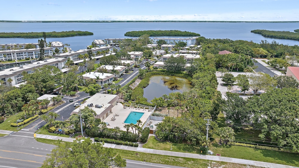 Serenity On Sutton 2 Bedroom Townhouse by RedAwning view 4