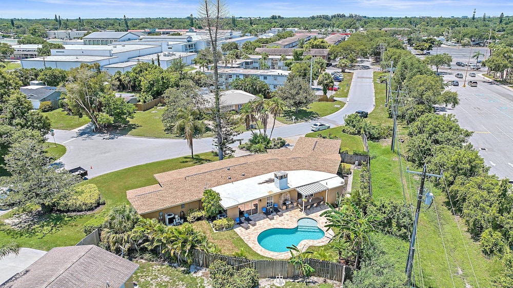 Paradise Palace 4 Bedroom Home by RedAwning view 4