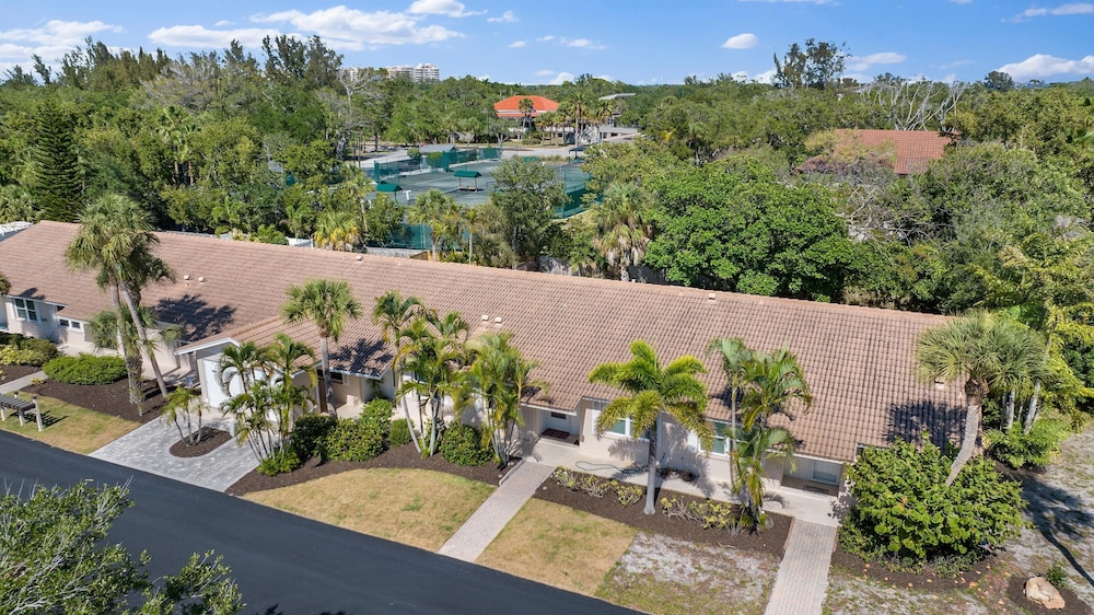 Sunset Sanctuary 2 Bedroom Condo by RedAwning