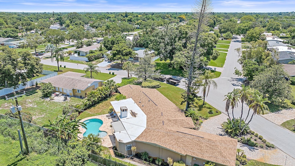 Paradise Palace 4 Bedroom Home by RedAwning view 5