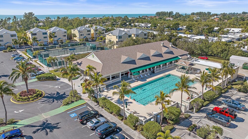 Sunshine Cottage At Cedars 2 Bedroom Condo by RedAwning view 5