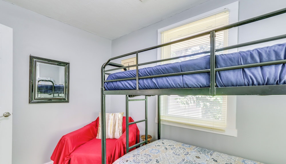 Beachy Home in Heart of Beaufort w/ Pool Access