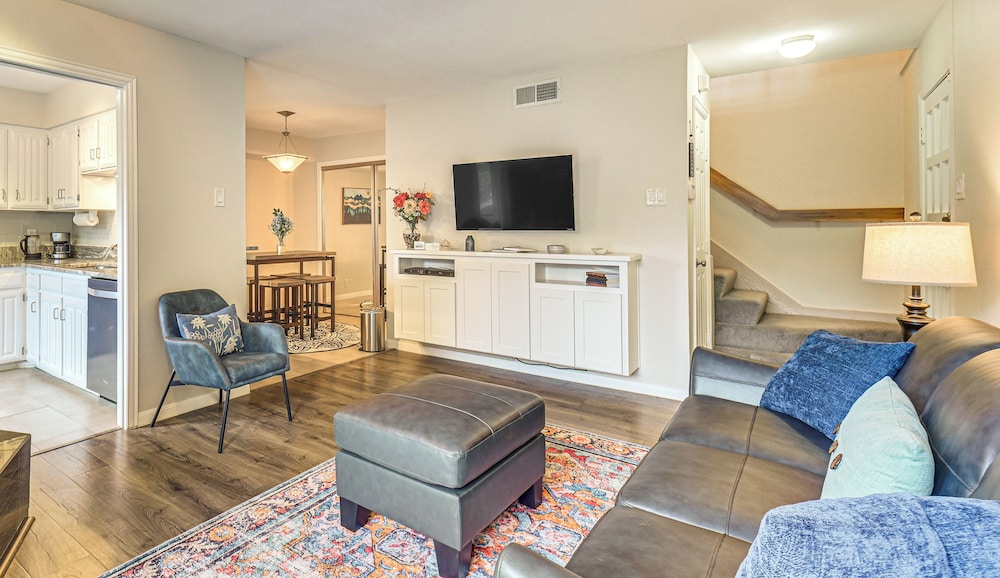 Cozy 2-story Condo Near Galleria in North Dallas!
