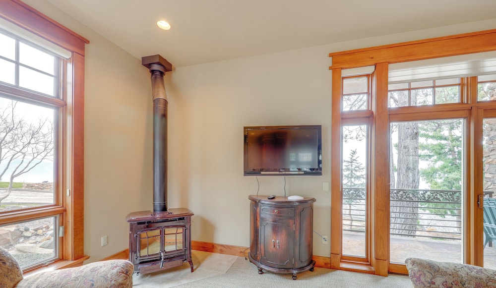Hot Tub + Views: Luxe Mountain Escape in Yucaipa