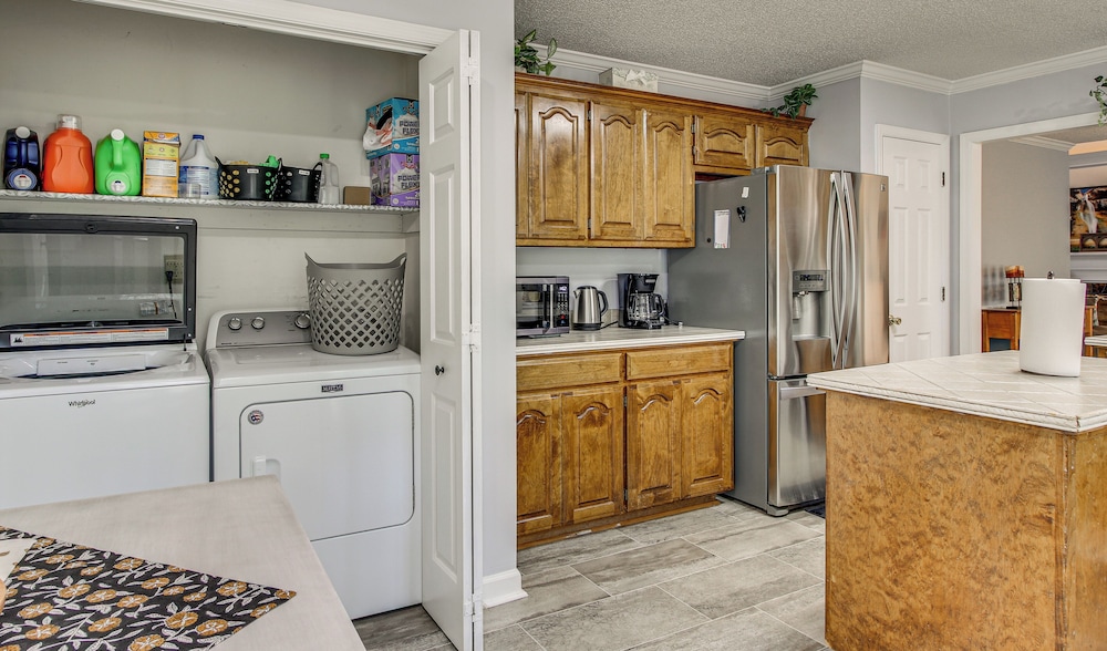 3 Mi to Marina: Quiet Getaway w/ Deck in Lexington
