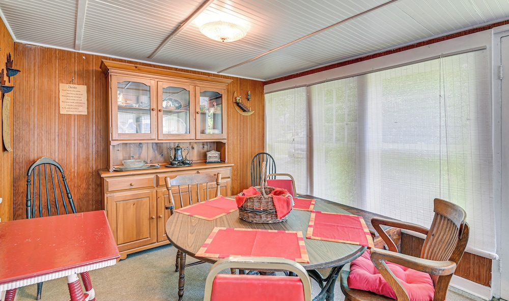 Dock + Kayak: Lakefront Gem on Saratoga Lake