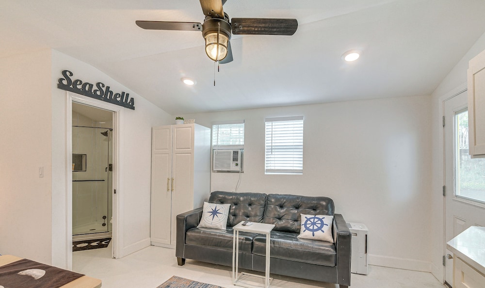 Updated Galveston Studio w/ Deck - 1 Mi to Beach!