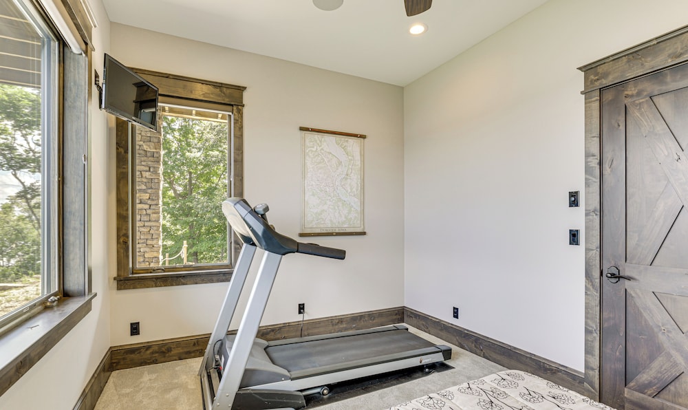River Views + Wraparound Deck: Dubuque Getaway