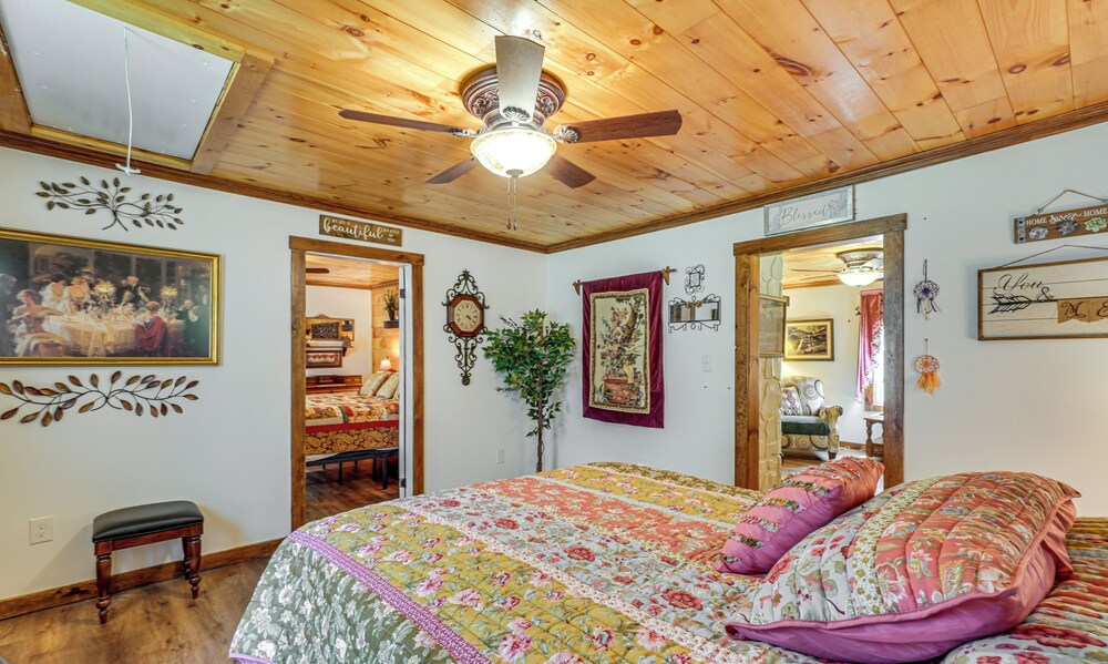 Riverfront Cabin - 6 Mi to Great Smoky Mtns NP!
