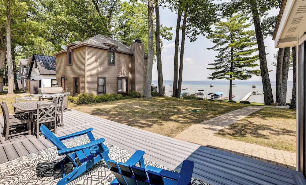 Swim, Fish & Boat: House on Stunning Higgins Lake!