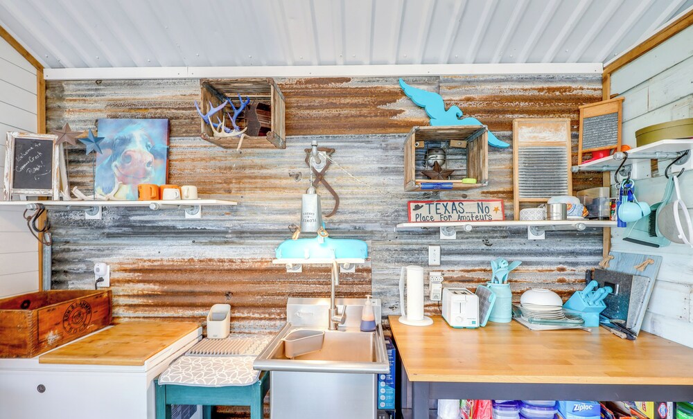 Bunkhouse on Working Texas Ranch w/ Horses & Cows!