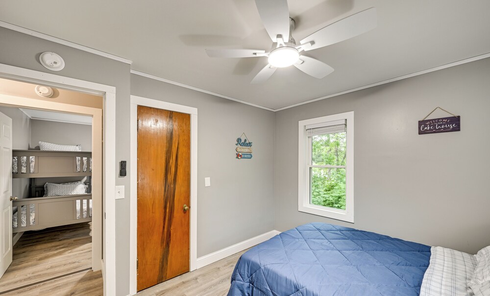 Lakefront Getaway w/ Private Dock in Colon!