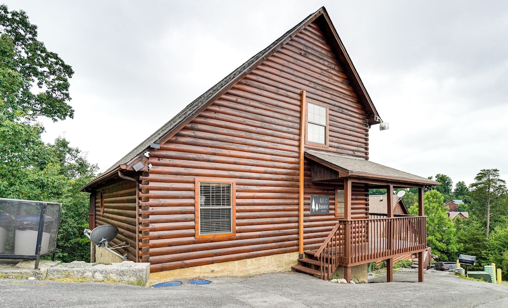 Hot Tub & Game Room: Sevierville Family Cabin!