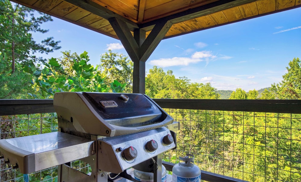 Indoor Pool, Theater, Hot Tub & Mountain Views Near Dollywood Crimson Crest by Avantstay