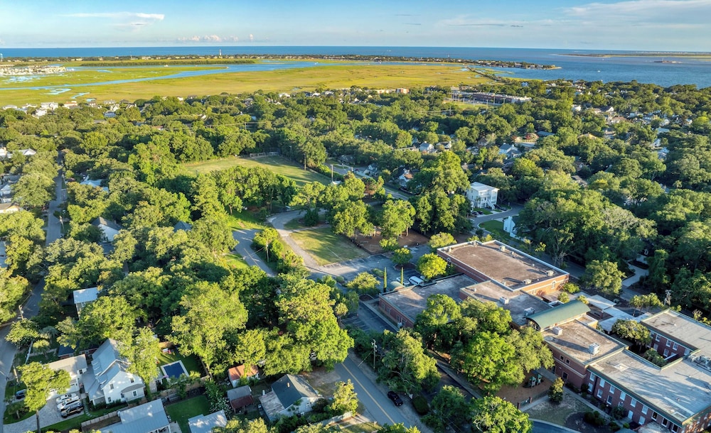 Arsenal Buyout by Avantstay 2 Homes Near Sullivans Island w/ Outdoor Dining
