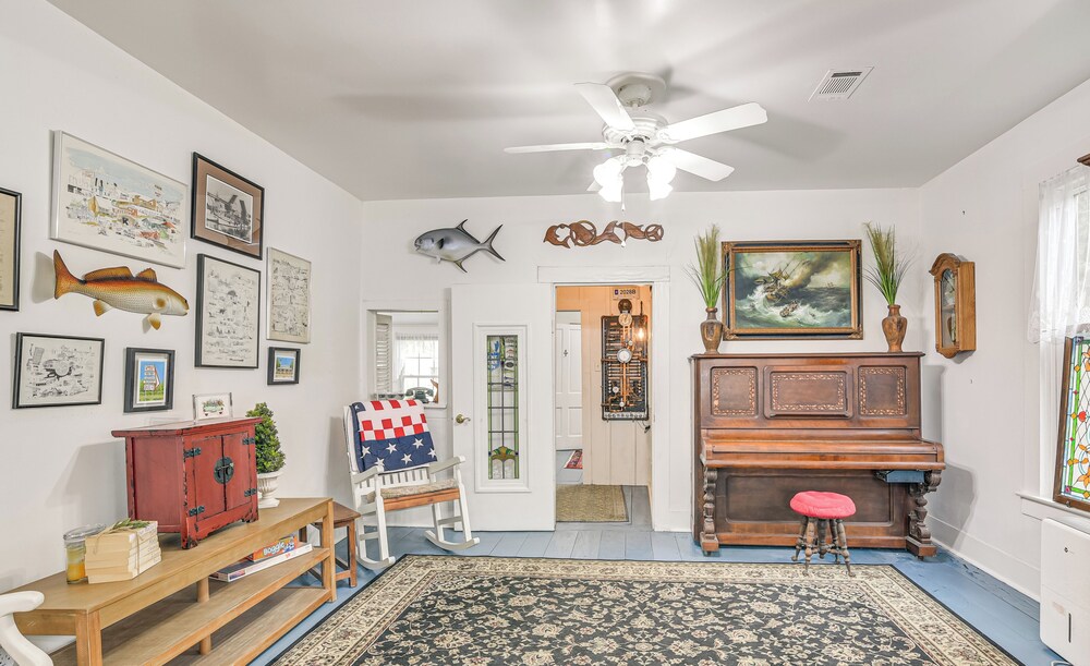 Galveston Bay Retreat: Historic La Porte Home!