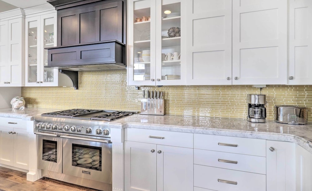 Luxe Sandy Home w/ Hot Tub: 9 Mi to Skiing!