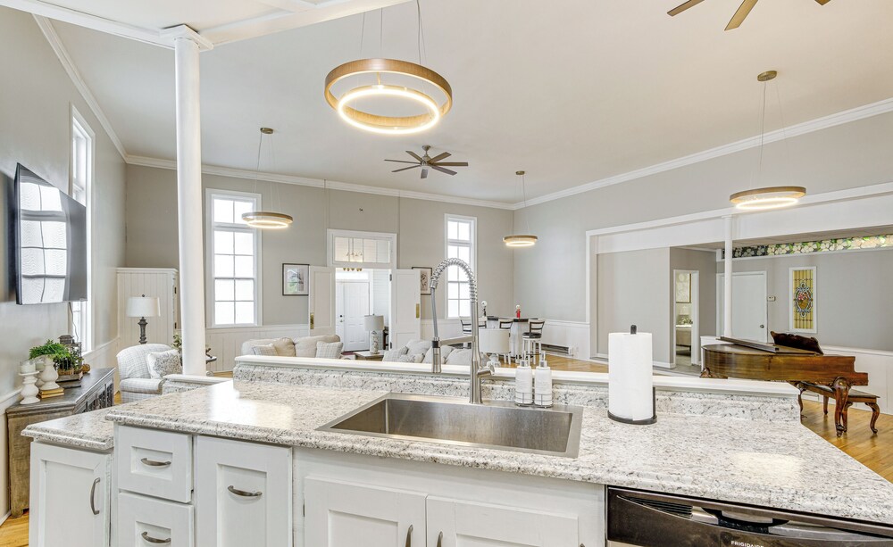 4 Mi to Lake: Unique Family Retreat in Akron Area